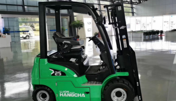 電動(dòng)叉車(chē)買(mǎi)鋰電的還是鉛酸的？當(dāng)然是鋰電的！