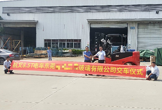 叉車搬運玻璃？要輕拿輕放！